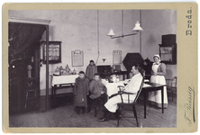 826270 Afbeelding van de polikliniek van oogarst dr. H.G.W. Plantenga (zittend) in het Diakonessenhuis (Achter ...